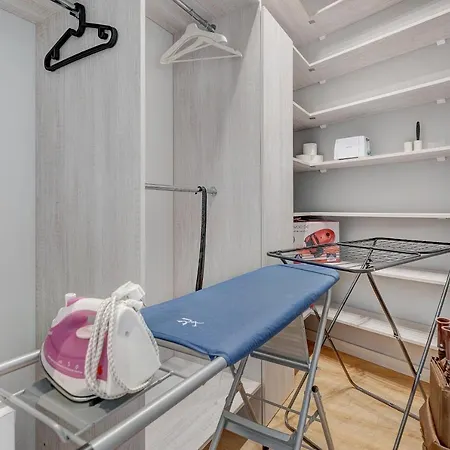 Happy Emporia, Self Chek-in, Parking In The Underground Garage Apartman Vilnius
